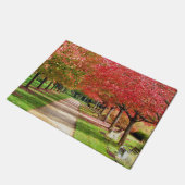 パス写真に沿った秋の木 ドアマット (アングル)