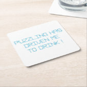 パズルのせいで酒が飲めなくなった スクエアペーパーコースター (アングル)