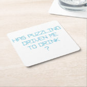 パズルのせいで飲み水が流されたのか？ スクエアペーパーコースター (アングル)