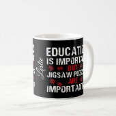 「。..パズルは重要だ」タイポグラフィ引用文 コーヒーマグカップ (正面右)