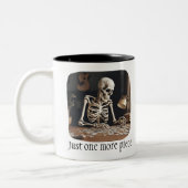 パズル愛好家ジグソー不機嫌解剖学者 ツートーンマグカップ (左)