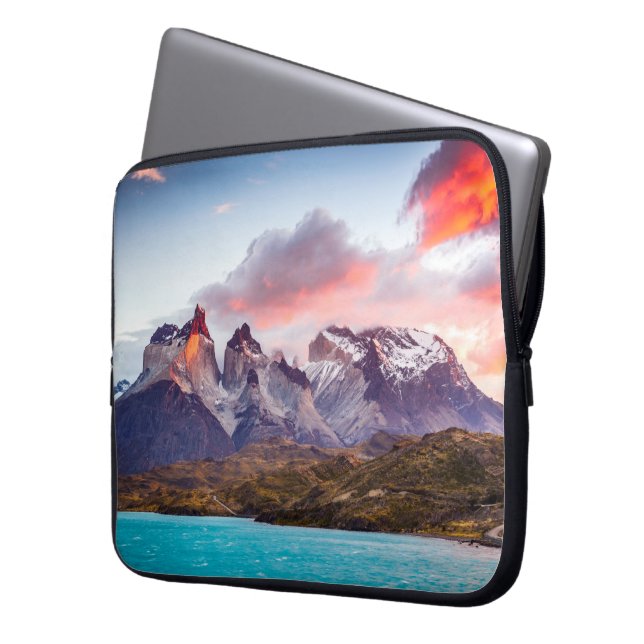 パタゴニア，トーレスデルペイネ ラップトップスリーブ (正面左)