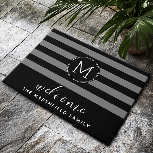 パタモダンーンストライプのファミリーウェルカムブラックグレー ドアマット (Monogram Welcome Mat with Family Name and Black and Grey Stripes)