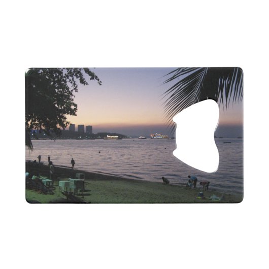 パタヤビーチサンセット…チョンブリ（タイ） クレジットカード栓抜き (正面(横))