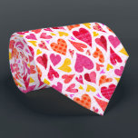 パターお洒落ンとテクスチャのドードルハート ネクタイ<br><div class="desc">このパタかわいらしーンはお洒落、ドードルスタイルで行われる連動ハートを持つ。オフホワイトの背景に紫、ピンク、オレンジ、黄色の色合いで作られている。一部のハートは水玉模様を持っている、他のplaidまたはストライプ。彼らは互いに浮き合のまわりにい、愛するこの甘いおもしろいデザインにインターロック祝している。バレンタインデーや一年中にぴったりだ。</div>