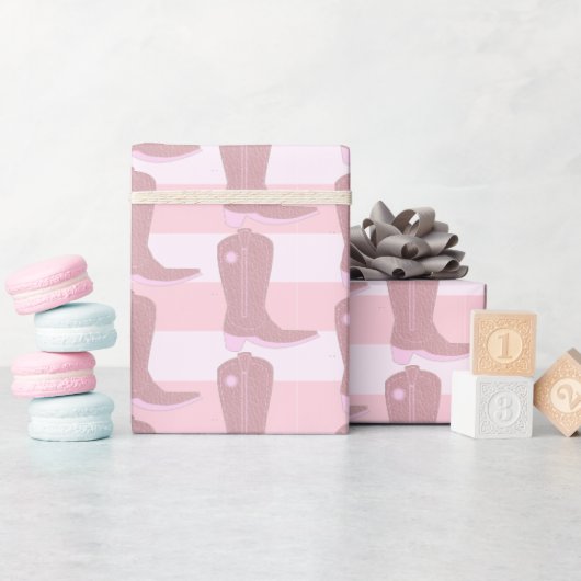 パターンの背景にピンクのカウボーイストライプのブーツ ラッピングペーパー (ベビーシャワー)