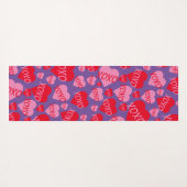 パターンハートXOXO愛レッドピンクパープルモノグラム ヨガマット (裏面(横))