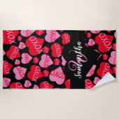 パターンハートXOXO愛レッドピンクブラックモノグラム ビーチタオル (正面)