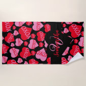 パターンハートXOXO愛レッドピンクブラックモノグラム ビーチタオル (正面)