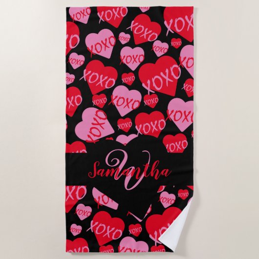 パターンハートXOXO愛レッドピンクブラックモノグラム ビーチタオル (正面)