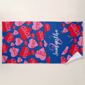 パターンハートXOXO愛レッドピンクブルーモノグラム ビーチタオル (正面)