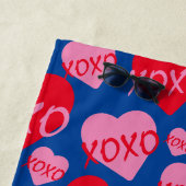 パターンハートXOXO愛レッドピンクブルーモノグラム ビーチタオル (インサイチュ)
