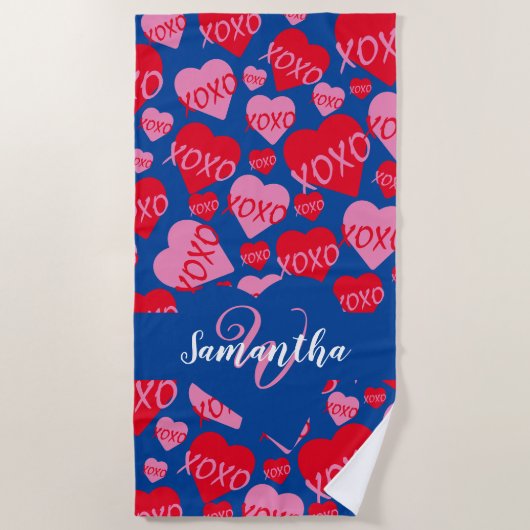 パターンハートXOXO愛レッドピンクブルーモノグラム ビーチタオル (正面)