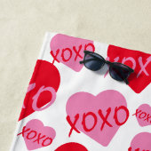 パターンハートXOXO愛レッドピンクホワイトモノグラム ビーチタオル (インサイチュ)
