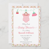パターン付きの苺の赤ちゃん服　ベビーシャワー 招待状 (正面)