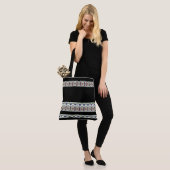 パターン付き黒カラフル色 トートバッグ (モデル)