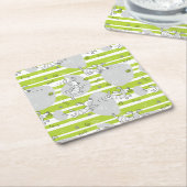 パターン背景を遊んでいる犬 スクエアペーパーコースター (アングル)