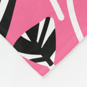 パターン210121 – 黒、白、および深いピンク フリースブランケット (角)