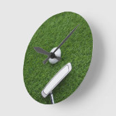 パター付きゴルフボールが緑の草の上にある ラウンド壁時計 (傾斜)