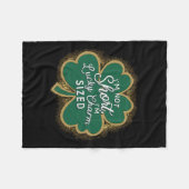 パッおもしろいクス日私は短くはないIm幸運なチャームSi フリースブランケット (正面(横))