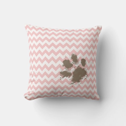 パッおもしろいププリントベビーピンク、ライトピンクのシェブロン クッション (正面)