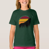 パックの強さはオオカミのレトロ夕日 Tシャツ (正面)