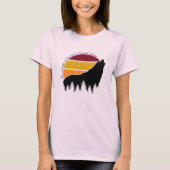 パックの強さはオオカミのレトロ夕日 Tシャツ (正面)