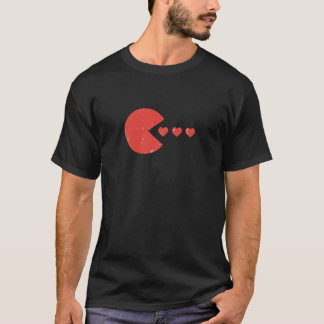 パックマンがハートを食べる - ノスタルジックな恋愛ゲームアート Tシャツ