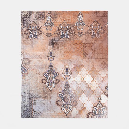 パックラシックチワーク付きのヴィンテージプリント、ペイズリー要素 フリースブランケット (正面)