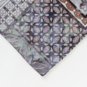 パックラシックチワーク付きのヴィンテージプリント、ペイズリー要素 フリースブランケット (角)