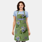 パッションフラワーズセージグリーンフローラパーソナライズされたよだれかけ エプロン (着用した状態)