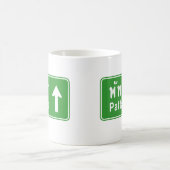 パッタヤーの前方に⚠のタイのハイウェーの交通標識の⚠ コーヒーマグカップ (中央)