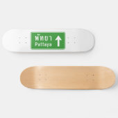 パッタヤーの前方に⚠のタイのハイウェーの交通標識の⚠ スケートボード (横)