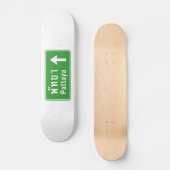 パッタヤーの前方に⚠のタイのハイウェーの交通標識の⚠ スケートボード (正面)