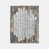 パッチが適用された灰色と白のレンガの壁 フリースブランケット (正面)