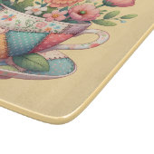 パッチワークのティーカップに、気まぐれな花たちが踊る カッティングボード (角)