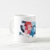 パッチワークのフェイクなキルトのデザインの米国の地図 コーヒーマグカップ (正面左)