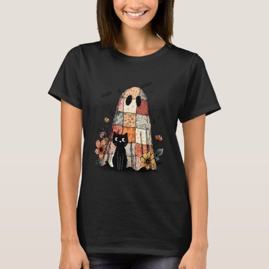 パッチワークの幽霊が黒猫を持つユーモラスなハロウィン Tシャツ (正面)