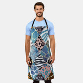 パッチワークスタイル、水色コラージュパターン。 エプロン (着用した状態)