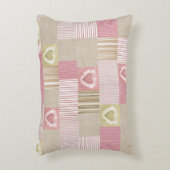 パッチワークモダンキルトピンクストライプのベージュハート アクセントクッション (正面(垂直))