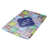 パッチワーク名門私立校風のマドラスネイビークローバーモノグラム バスマット (アングル)