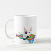 パッチワーク毛布の白いブルテリア – アート コーヒーマグカップ (左)