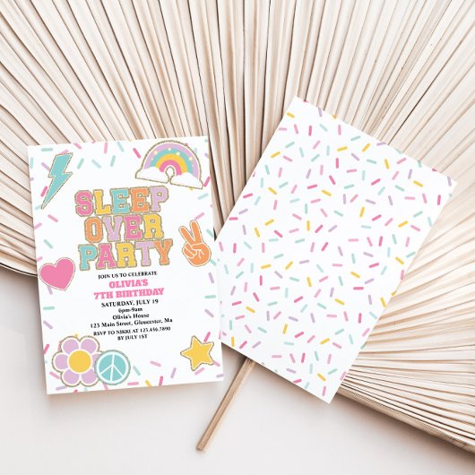 パッチ名門私立校風のスリープオーバー誕生日 招待状