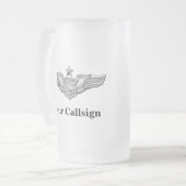 パッチ、記章、個人的なタイトルが付いている艦隊のマグ フロストグラスビールジョッキ (正面左)