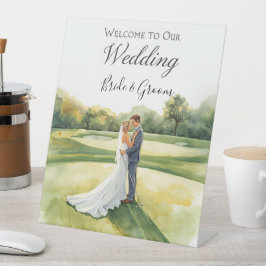 パッティンググリーンに立つ花嫁と花婿のゴルフ結婚式 台座サイン