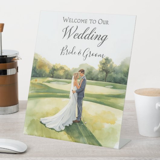 パッティンググリーンに立つ花嫁と花婿のゴルフ結婚式 台座サイン (インサイチュ)