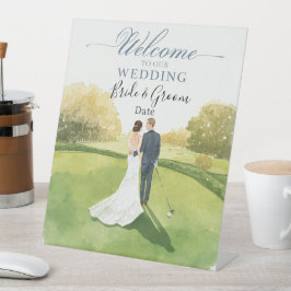パッティンググリーンに立つ花嫁と花婿のゴルフ結婚式 台座サイン