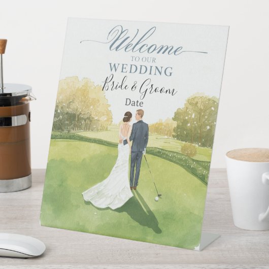 パッティンググリーンに立つ花嫁と花婿のゴルフ結婚式 台座サイン (インサイチュ)
