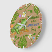 パッドの熱帯パーソナライズな名前へのカエルの歓迎 ラージ壁時計 (傾斜)