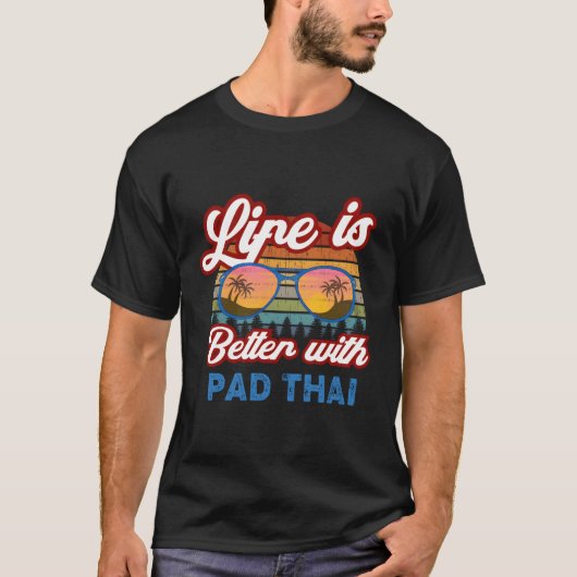 パッドタイ語'Life Is Better With Pad Thai' Pad Thai Tシャツ (正面)